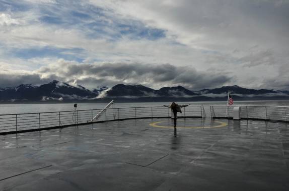 Um avião? Um helicóptero? Não, é a Ana no teto do nosso ferry na Inside Passage, trecho entre Sitka e Ketchikan, no sudeste do Alaska